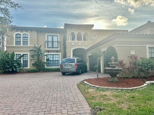 Attached, Exterior, Facade, Mediterranean
