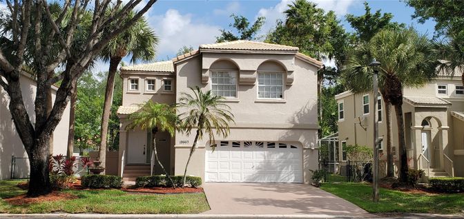 Attached, Exterior, Facade, Mediterranean