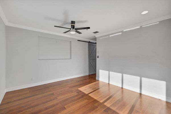 Empty room, Interior, Recessed Lighting, Wood Texture Flooring