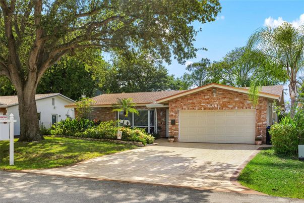 Attached, Exterior, Facade, Brick Facade, Ranch