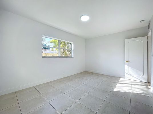Empty room, Interior
