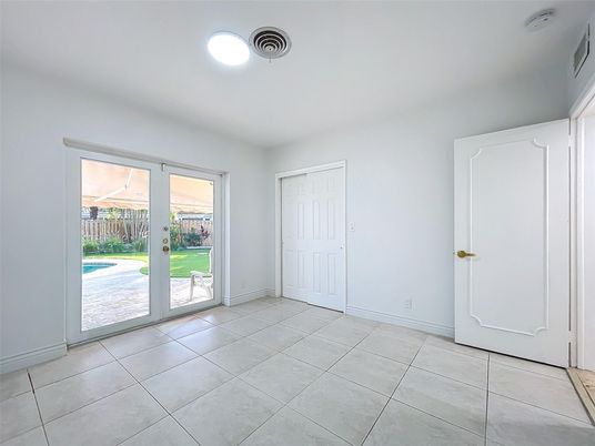 Empty room, Interior