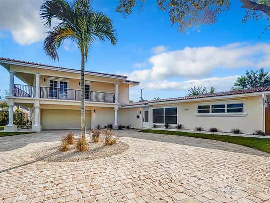 Attached, Exterior, Facade, Mediterranean