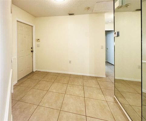 Empty room, Interior