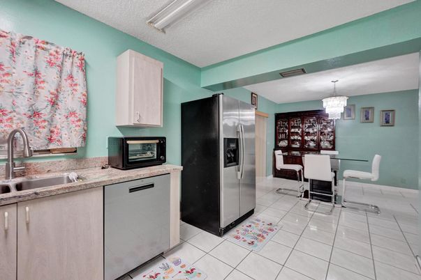 Chandelier, Dining room, Interior, Kitchen, Stainless Steel Appliances