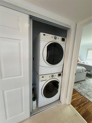 Bedroom, Interior, Utility Closets, Washer, Wood Texture Flooring