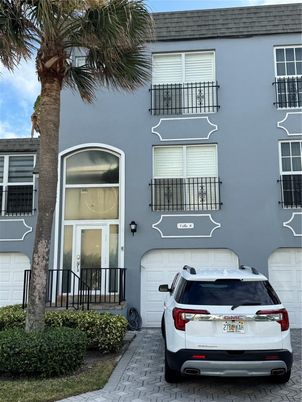 Exterior, Facade, Rowhouse