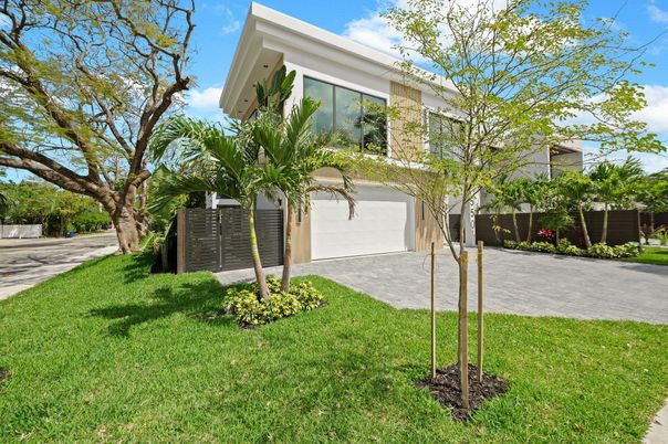 Attached, Backyard, Exterior, Facade, Modern