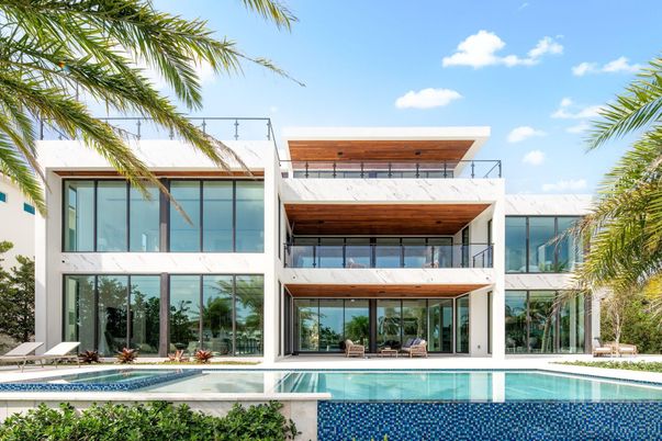 Exterior, Facade, Pool, Modern