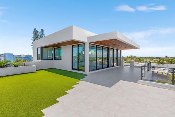 Backyard, Exterior, Facade, Modern