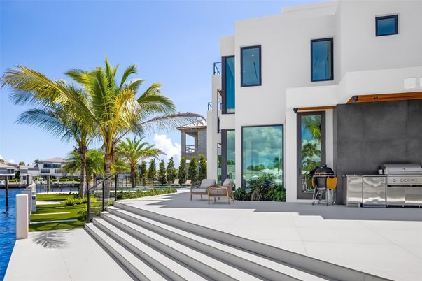 Exterior, Facade, Modern