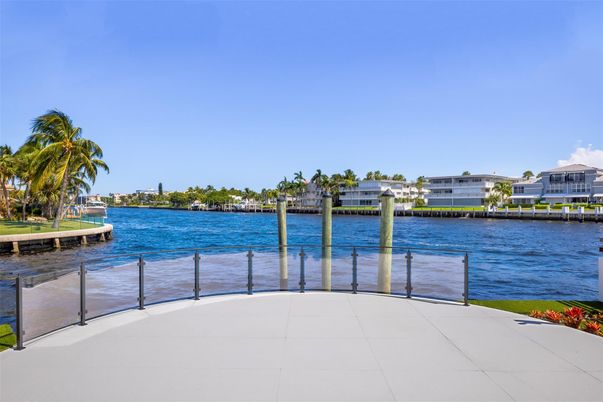 Exterior, Lake