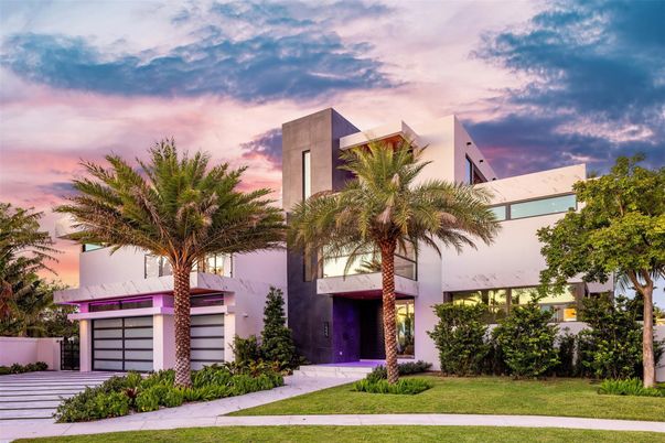 Attached, Exterior, Facade, Modern