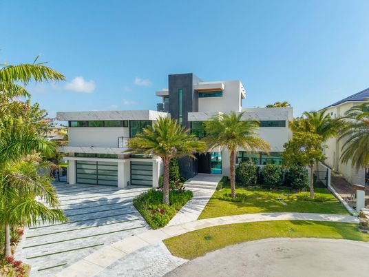 Attached, Exterior, Facade, Modern