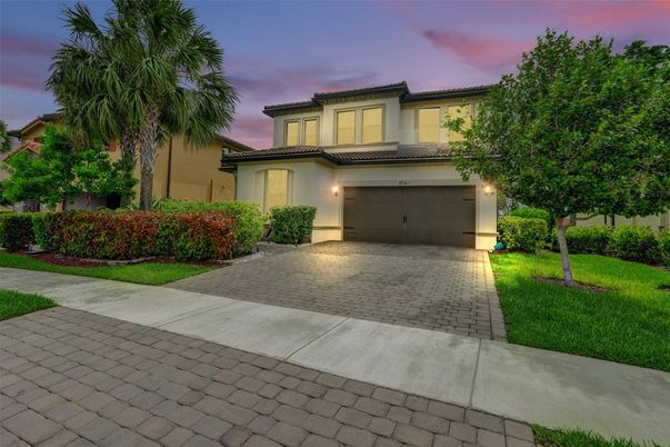 Attached, Exterior, Facade, Mediterranean