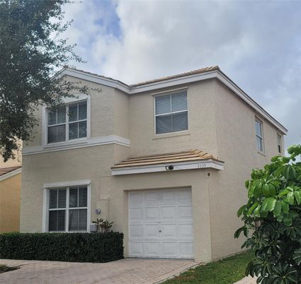 Attached, Exterior, Facade, Mediterranean