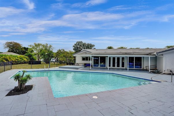 Exterior, Pool