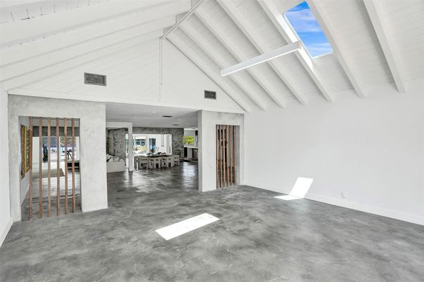 Empty room, Interior