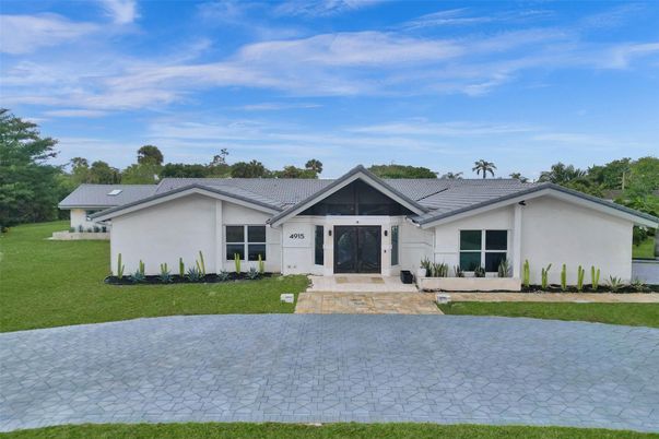 Backyard, Exterior, Facade, Ranch