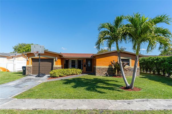Attached, Exterior, Facade, Ranch