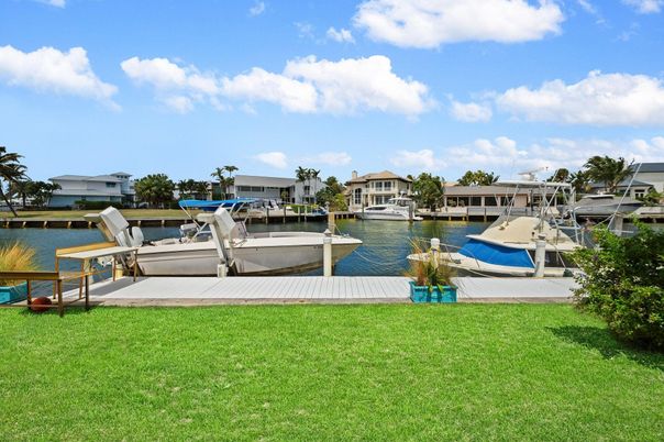 Exterior, Lake