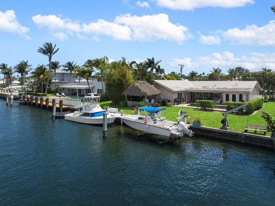Exterior, Lake