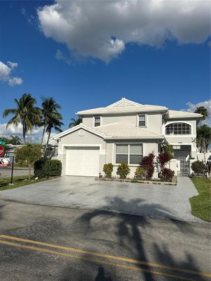 Attached, Exterior, Facade, Mediterranean