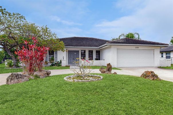 Attached, Exterior, Facade, Ranch