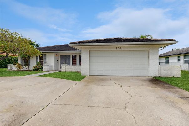 Attached, Exterior, Facade, Ranch