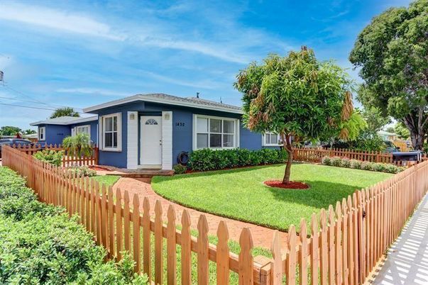 Backyard, Exterior, Facade, Ranch