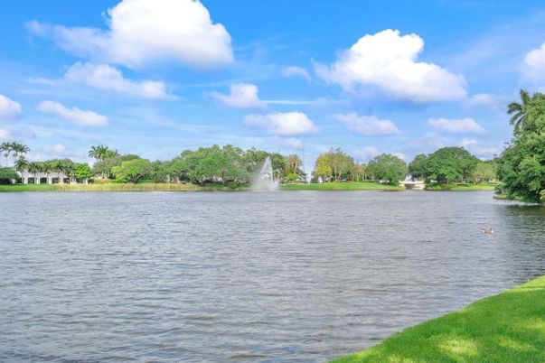 Exterior, Lake