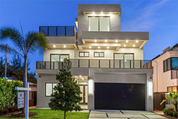 Attached, Exterior, Facade, Modern