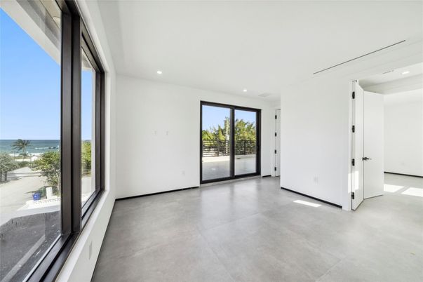 Empty room, Interior, Recessed Lighting, Water