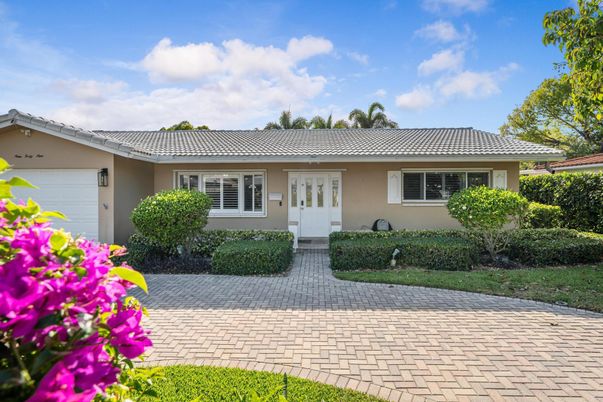 Attached, Exterior, Facade, Ranch