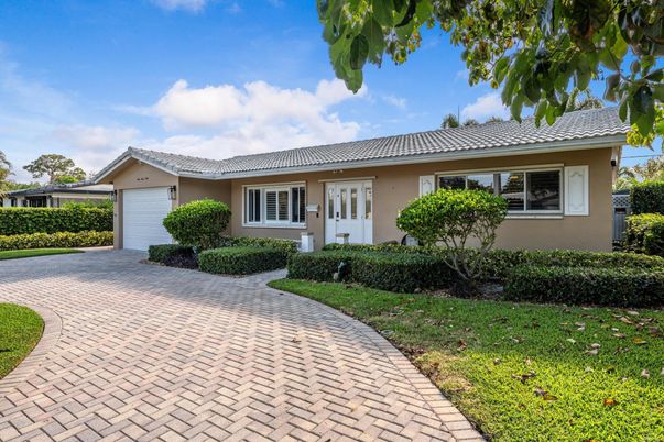 Attached, Exterior, Facade, Ranch