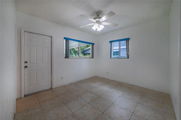 Empty room, Interior