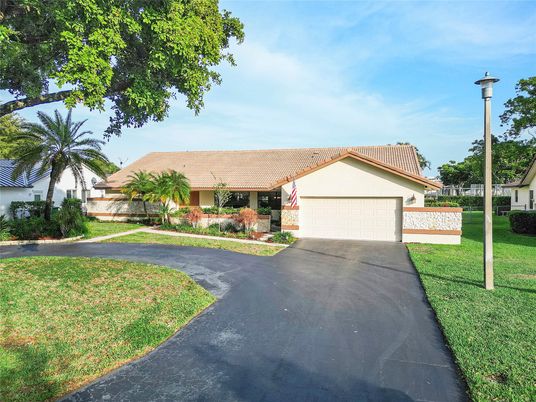 Attached, Exterior, Facade, Ranch