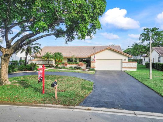 Attached, Exterior, Facade, Ranch