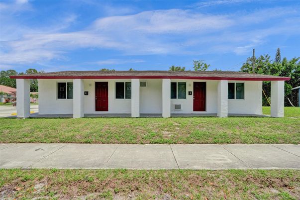 Exterior, Facade, Ranch