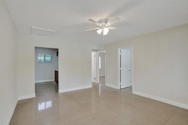 Empty room, Interior