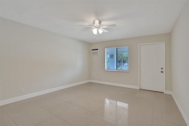 Empty room, Interior