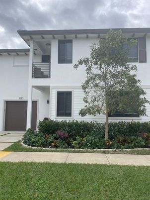 Attached, Exterior, Facade, Modern
