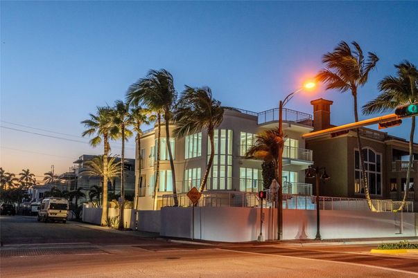 Exterior, Facade, Modern