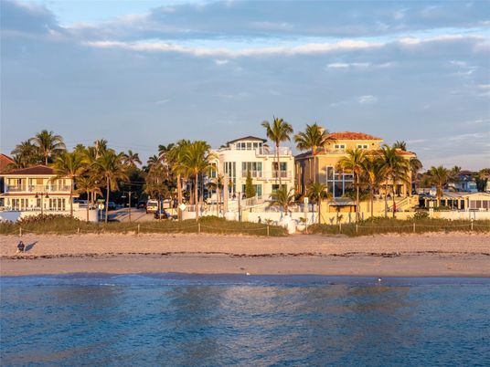 Exterior, Lake