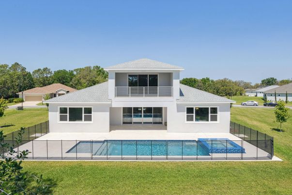 Backyard, Exterior, Facade, Pool, Modern