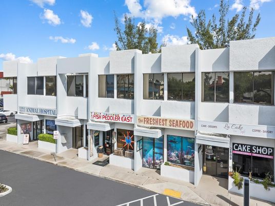 Exterior, Facade, Modern