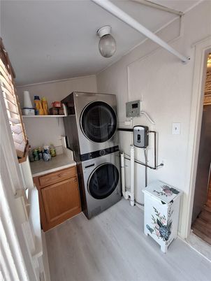 Interior, Utility Closets, Washer, Wood Texture Flooring