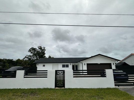 Attached, Exterior, Facade, Ranch