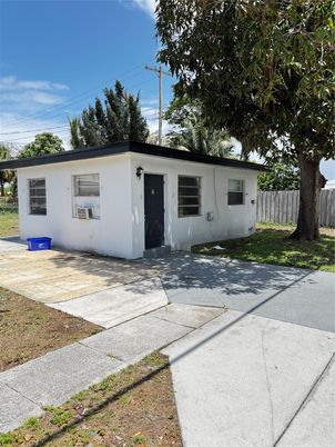 Exterior, Facade, Ranch