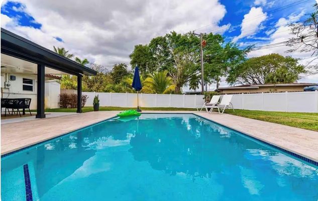 Exterior, Pool